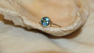 Золотые кольца с топазом: особенности, как выбрать и носить Золотые кольца с топазом: особенности, как выбрать и носить