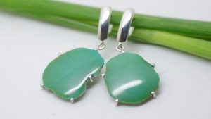 Серебряные серьги с хризопразом: особенности, как выбрать и носить Серебряные серьги с хризопразом: особенности, как выбрать и носить