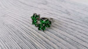 Серебряные кольца с изумрудом: особенности, как выбрать и носить Серебряные кольца с изумрудом: особенности, как выбрать и носить