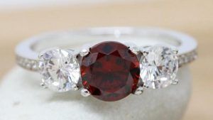 Серебряные кольца с гранатом: особенности, как выбрать и носить Серебряные кольца с гранатом: особенности, как выбрать и носить