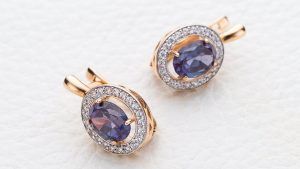 Серьги с александритом в золоте и серебре: особенности, как выбрать и носить Серьги с александритом в золоте и серебре: особенности, как выбрать и носить