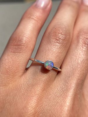 серебряное кольцо на пальце