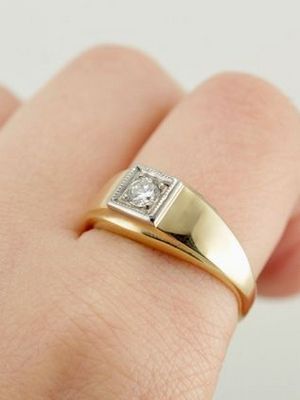 аккуратное кольцо с камнем