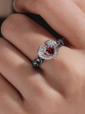 красивое кольцо с камнем