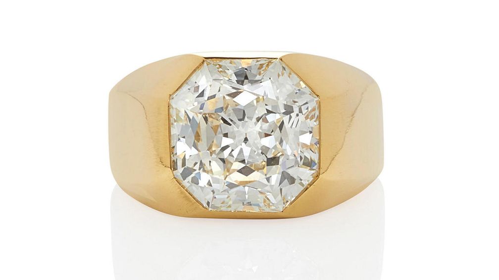 Это золотое кольцо с бриллиантом когда-то принадлежало исполнителю Сэмми Дэвису,