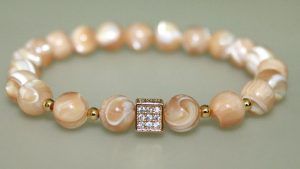 Браслеты с перламутром: особенности, как выбрать и носить