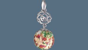 Подвески и кулоны с финифтью: особенности, как выбрать и носить Подвески и кулоны с финифтью: особенности, как выбрать и носить