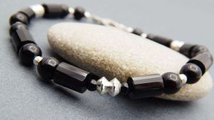 Мужские браслеты с ониксом: особенности, как выбрать и носить