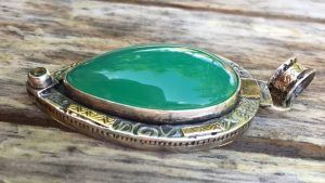 Подвески с хризопразом: особенности, как выбрать и носить