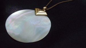 Подвески с перламутром: особенности, как выбрать и носить