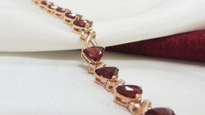 Золотой браслет с гранатом: особенности, как выбрать и носить