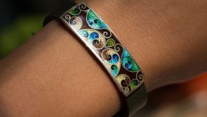 Серебряный браслет с эмалью: особенности, как выбрать и носить
