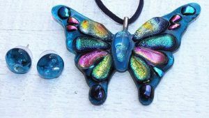 Подвески с ювелирным стеклом: особенности, как выбрать и носить