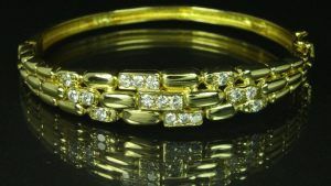 Золотой браслет с бриллиантами: особенности, как выбрать и носить