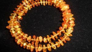 Браслет с янтарем: особенности, как выбрать и носить