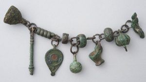 Из истории украшений: подвески и кулоны