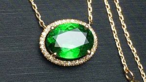 Подвески с цаворитом: особенности, как выбрать и носить