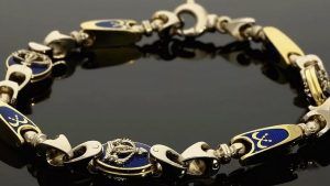 Золотой браслет с эмалью: особенности, как выбрать и носить