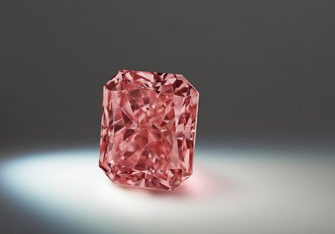 Фантазийный интенсивного розового цвета бриллиант Argyle Eclipse весом 3,47 карата