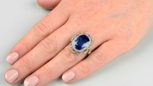 12-каратный кашмирский сапфир провоцирует ожесточенные торги 12-каратный кашмирский сапфир провоцирует ожесточенные торги