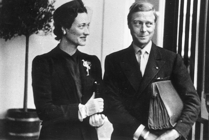 В июле 1940 года, когда Виндзоры прибыли в Мадрид из Франции по пути на Багамы, герцогиня впервые публично надела свою брошь с фламинго
