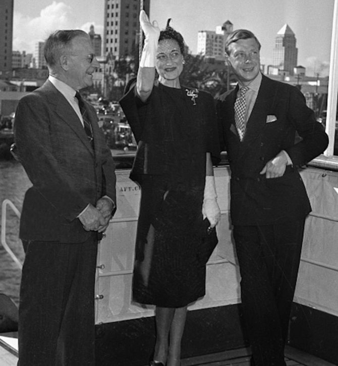 19 декабря 1940 года, когда Виндзоры прибыли на роскошной яхте Southern Cross в Майами, герцогиня надела свою брошь в виде фламинго. Их встретил мэр Александр Орр – младший