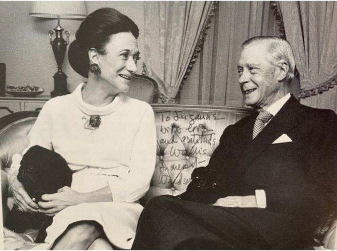 Герцог с герцогиня Виндзорские в своем доме в Париже в 1970 году. На герцогине – брошь с фламинго