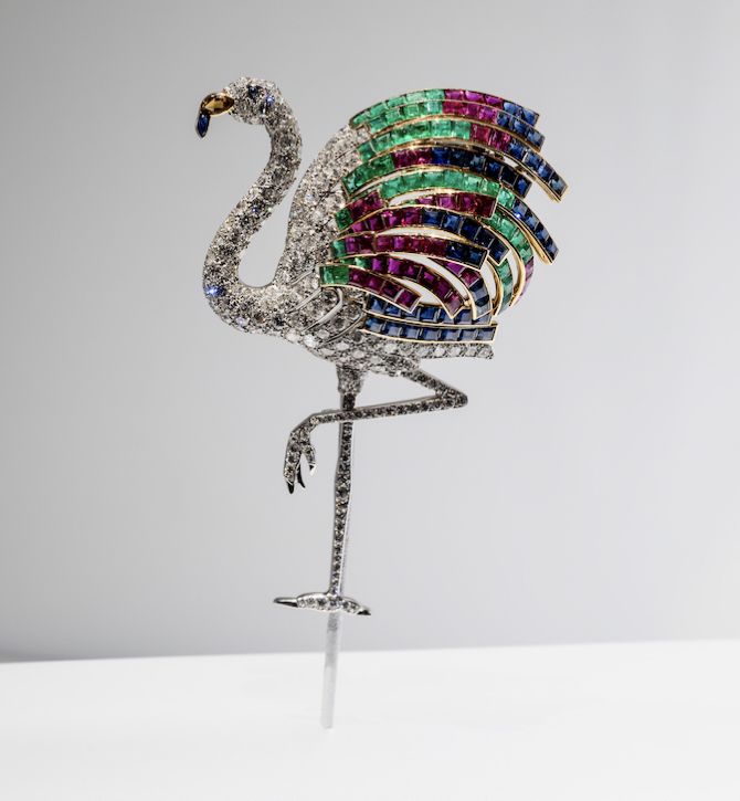 Брошь в виде фламинго от Cartier, принадлежавшая герцогине Виндзорской, на выставке Beautiful Creatures