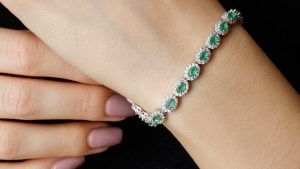 Серебряный браслет с изумрудами: особенности, как выбрать и носить
