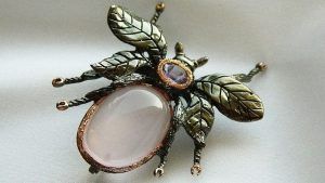 Броши с кварцем: как выбрать и носить