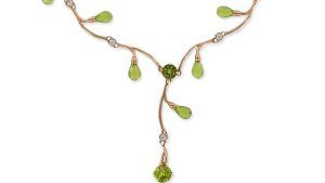 Золотое колье с хризолитом: как выбрать и носить