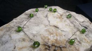 Серебряное колье с хризолитом: особенности украшения