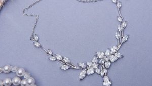 Колье с цирконом: как выбрать и носить