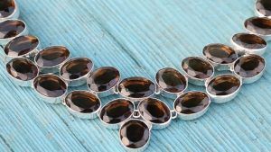 Колье с раухтопазом: как выбрать и носить