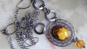 Серебряное колье с янтарем: как выбрать и носить