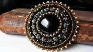 Брошь с ониксом: особенности, как выбрать и носить