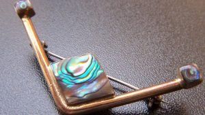 Брошь с перламутром: особенности выбора, как носить