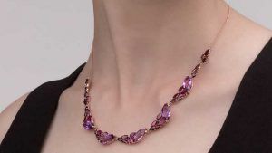 Колье с родолитом: особенности украшения