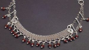 Колье с сердоликом: как выбрать и носить