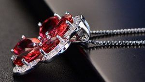 Серебряное колье с рубинами: как выбрать и носить