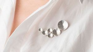 Стальные броши: особенности, как выбрать и носить