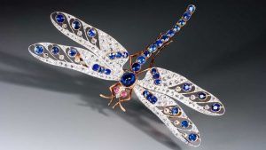 Золотые броши с сапфирами: особенности, как выбрать и носить