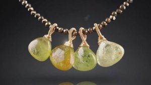 Колье с турмалином: особенности выбора украшения