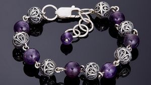 Серебряный браслет с аметистом: особенности, как выбрать и носить