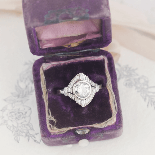 Обручальное кольцо: белое золото или платина?