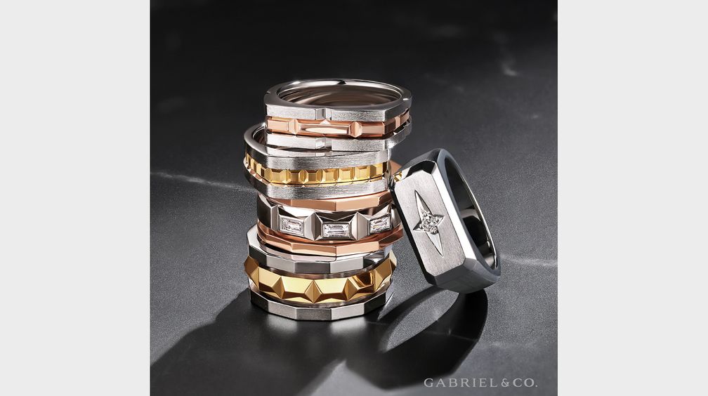 Кольца из новой мужской линии бренда Gabriel & Co. выполнены из серебра и 14-каратного золота