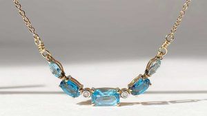 Золотое колье с топазом: как выбрать и носить