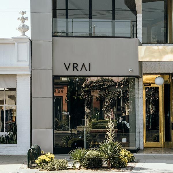 Vrai открыла свой флагманский розничный выставочный зал в Лос-Анджелесе, предлагая элегантный дизайн и барную зону для демонстрации выращенных в лаборатории бриллиантов