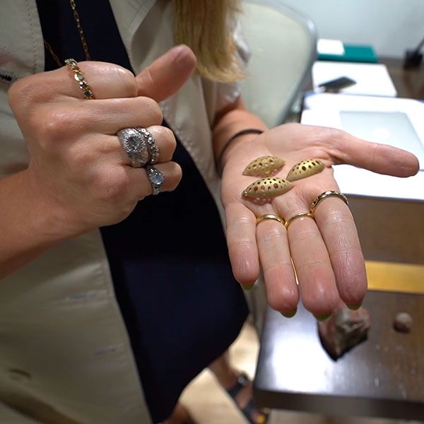 Дизайнер ювелирных украшений из Нью-Йорка Дана Бронфман держит литые изделия из 18-каратного золота без ртути