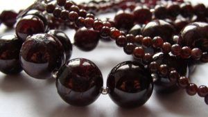 Бусы из граната: как выбрать и носить